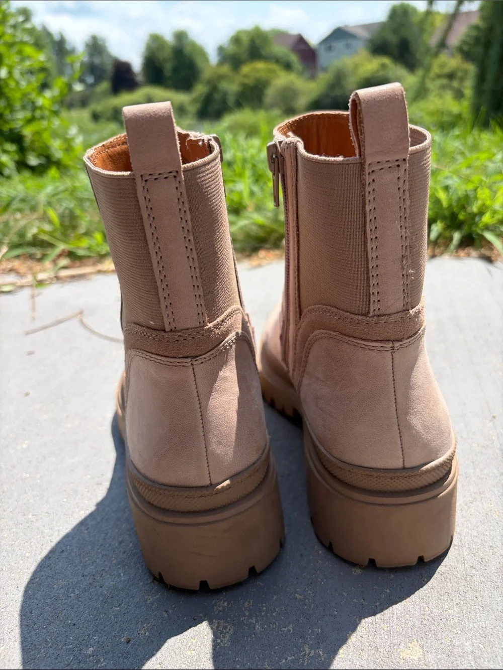 Lucky Brand EUC Women's Eabile Tan Chelsea Lug Sole Ankle Boots 7 1/2